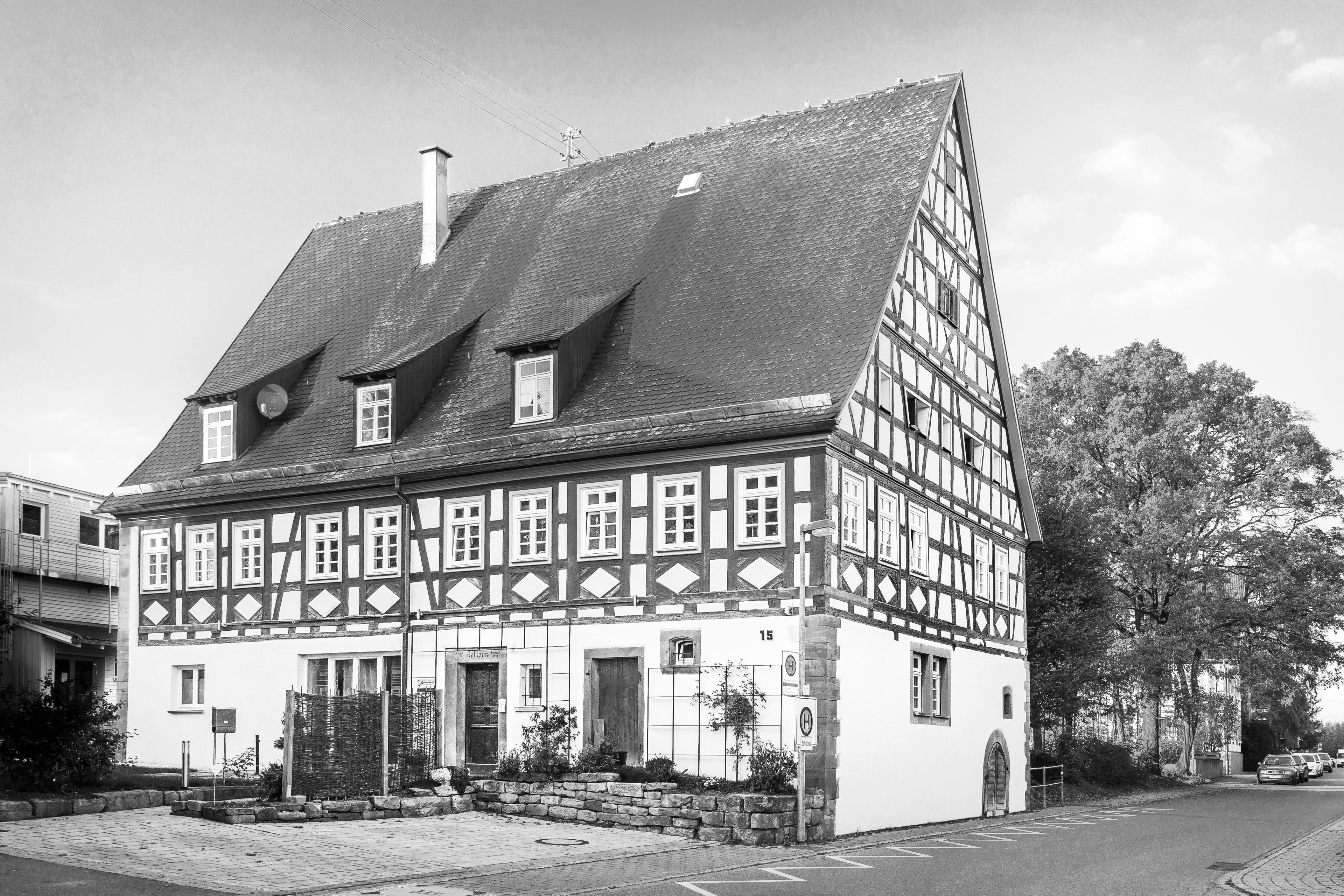 Das alte Rathaus in dem sich jetzt die Praxis von Xond Inside befindet